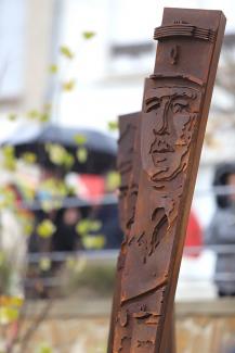 Œuvre d'art : lame d'acier avec le portrait sculpté d'un visage