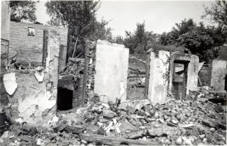 Maison de Brunehamel détruite durant les bombardements, mai 1940. © Arch. dép. Aisne, 2 Fi 959