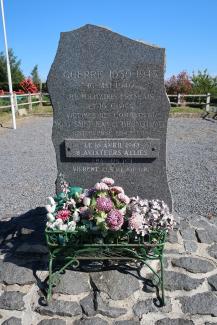 Monument aux militaires et civils victimes des combats de Mont-Saint-Jean et Brunehamel le 16 mai 1940. ©CD02