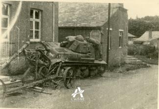 Char français R-35 du 32e bataillon de chars de combat détruit dans une rue de Mondrepuis ©Arch. dép. Aisne 2 Fi 1086