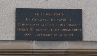 Plaque commémorative indiquant la maison de Bruyères-et-Montbérault où le colonel de Gaulle installa son PC. ©CD02