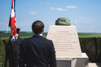 Instant de recueillement du président de la République Emmanuel Macron devant le monument du char « Sampiero Corso ». © Site de la Présidence de la République