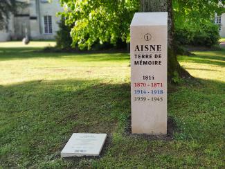Borne en pierre avec les inscriptions "Aisne Terre de Mémoire, 1814, 1870-1871, 1914-1918, 1939-1945"