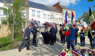 Cérémonie : dévoilement d'une borne mémorielle par plusieurs représentants de l'état, avec des porte-drapeaux.