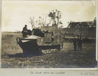 Un tank de retour du combat