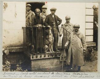 Civils restés dans Soissons, libérés par des soldats du 2e BCP ©BNF Gallica