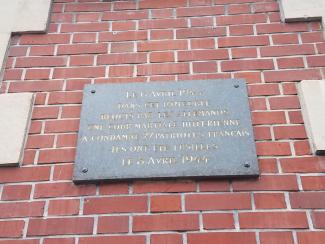 Plaque sur l'immeuble de la banque Journel, au 27 rue d'Isle à Saint-Quentin