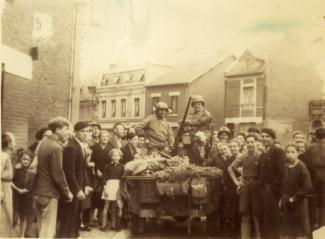 Le 2 septembre 1944, les premières jeeps américaines entrent dans Chauny ©Arch. dép. Aisne 2 Fi 523