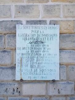 La plaque commémorative de la rue Méchain à Soissons