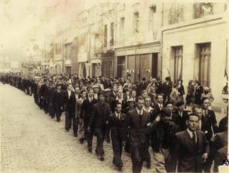 Défilé de la victoire des groupes de résistants dans une rue de Chauny le 3 septembre 1944 ©Arch. dép. Aisne 2 Fi 522