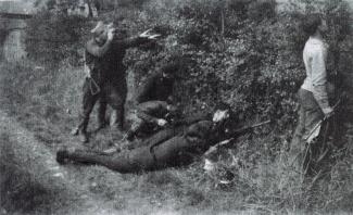 ​  Le Maquis de Saint-Algis à l'entraînement derrière une haie ©Archives du Musée de la Résistance et de la Déportation de Tergnier  ​