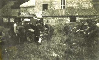 L'entretien du camion qui servait au transport des hommes et du matériel parachuté  ©Archives du Musée de la Résistance et de la Déportation de Tergnier