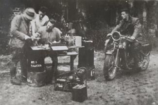 La radio et des résistants du maquis de La Coupille ©Archives du Musée de la Résistance et de la Déportation de Tergnier