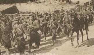 Colonne de soldats français en marche en août 1914 en Picardie