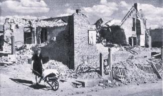 Madame Trancart devant les ruines du Café de la Place