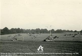 Groupe de chars et véhicules de la 6e panzerdivision à l’arrêt dans un champ avant de reprendre leur progression, mai 1940. ©Arch. dép. Aisne, 2 Fi 