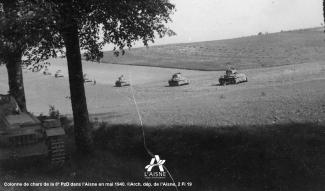 Colonne de chars de la 8e PzD dans l’Aisne en mai 1940. ©Arch. dép. de l’Aisne, 2 Fi 19