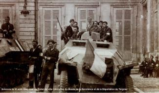 Soissons le 30 août 1944, cour de l'hôtel de ville ©Archives du Musée de la Résistance et de la Déportation de Tergnier