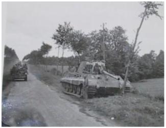 Photographie noir et blanc : Char allemand (2e Guerre mondiale) au bord d'une route