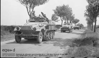 Colonnes de véhicules semi-chenillés de la 1. PzD en route vers l'Oise le 16 mai 1940. ©Kurt BOECKER/Luftwaffe K.B.K. 4/ECPAD/Défense/DAA 499 L7