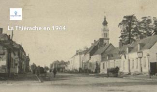 carte postale ancienne : rue d'un village avec maison et église en fond