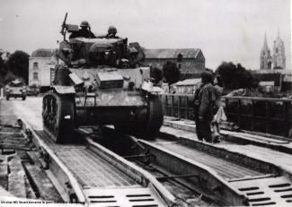 Un char M3 Stuart traverse le pont Gambetta à Soissons