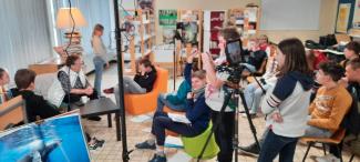 Elèves interviewant une personne âgée