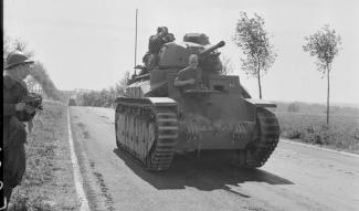Char D2 de la 345e CACC sur la route nationale n°2 en route vers le Laonnois, le 16 mai 1940 ©Photographe inconnu/SCA/ECPAD/Défense/2ARMEE 91 B1089