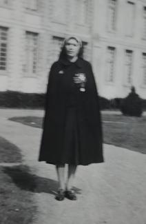 Yvonne Basquin, décorée de l'ordre national du mérite, dans les jardins de l'hôtel de ville ©Arch. du musée de la Résistance et de la Déportation de Tergnier