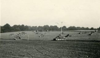 Groupe de chars et véhicules de la 6e panzerdivision à l’arrêt dans un champ avant de reprendre leur progression, mai 1940 ©Arch. dép. de l’Aisne, 2 Fi 577