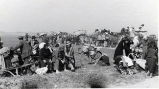 Sur une route dans la région de Saint-Quentin, convoi de populations évacuées en 1940