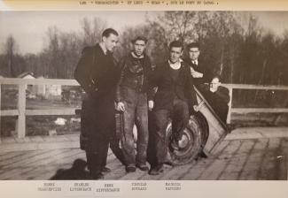 H. Charpentier, Ch. Liverneaux, R. Differdange, V. Muteau et M. Mathieu sur le pont du canal à Neufchâtel-sur-Aisne