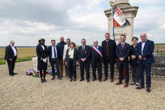 Elus et représentants de l'Etat devant un monument commémoratif