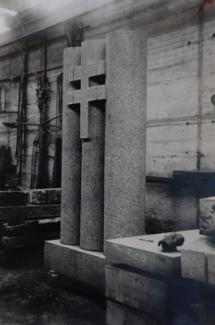 Le monument dans l’atelier du sculpteur, attendant d’être gravé ©Arch. dép. Aisne SC/4M301