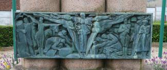 Bas-relief en bronze sur les parachutages ©Arch. dép. Aisne SC/4M301