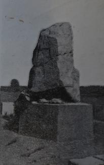 La Pierre d’Haudroy provisoirement restaurée, le 17 novembre 1946 ©Arch. dép. Aisne