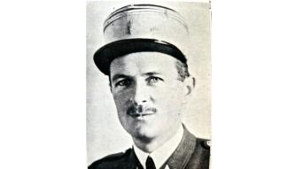 Portrait en noir et blanc du capitaine de Hautecloque en uniforme, instructeur à Saint-Cyr en 1935.