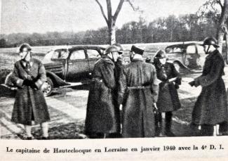 Le capitaine de Hautecloque en Lorraine avec des officiers et des véhicules militaires, janvier 1940.