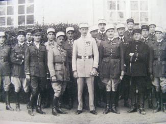 Photographie de groupe montrant le capitaine de Hautecloque avec des officiers lors du cours des lieutenants d’instruction à Saumur en 1933.
