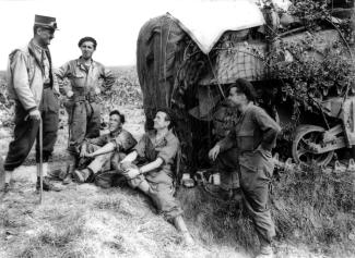 Le général Leclerc devant un char du 501e RCC pendant la bataille de Normandie.