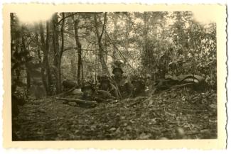 Soldats allemands du Gebirgsjäger Regiment 99 retranchés en lisière de sous-bois près du canal de l’Oise à l’Aisne pendant la campagne de France en juin 1940