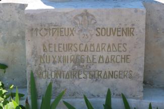 Détail de l’inscription du monument du 23e RMVE à Missy-aux-Bois rendant hommage aux volontaires étrangers tombés en 1940