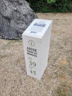Borne d’information Aisne Terre de Mémoire présentant un fait historique de juin 1940, installée à Leuilly-sous-Coucy
