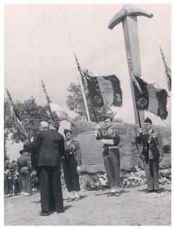 Cérémonie d’inauguration du monument commémoratif à la 7e Division d'Infanterie avec porte-drapeaux et militaires rassemblés autour de la stèle