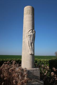 Monument du 23e RMVE à Missy-aux-Bois avec sculpture en relief rendant hommage aux volontaires étrangers de 1940