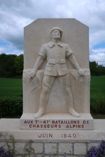Stèle commémorative du 7e BCA à Pinon avec statue de chasseur alpin, dédiée aux combats de juin 1940 dans l’Aisne