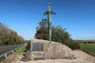 Stèle commémorative de la 7e Division d’infanterie à Leuilly-sous-Coucy (Aisne), avec épée monumentale plantée dans un rocher, en hommage aux combats du 1er au 8 juin 1940