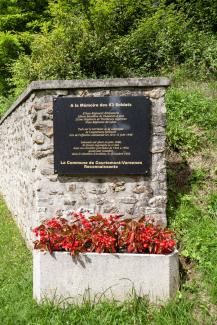 Plaque commémorative de Courtemont-Varennes en hommage aux soldats français morts en juin 1940