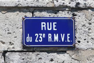 Plaque de rue “Rue du 23e RMVE” à Missy-aux-Bois, en hommage aux volontaires étrangers de 1940
