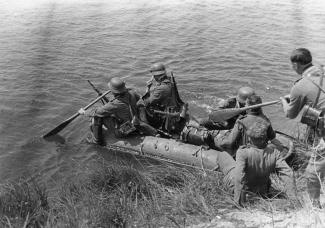 Soldats allemands franchissant une rivière en canot pneumatique lors de la campagne de France dans l’Aisne en juin 1940